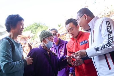 侯友宜今(13)日至頂泰山巖發送新春福袋。