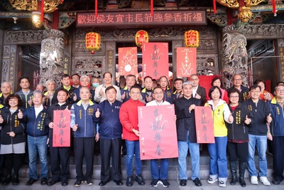 侯友宜至下泰山巖參拜祈福，與立委洪孟楷、前內政部長李鴻源共同祝市民朋友新年「吉龍舞春」。