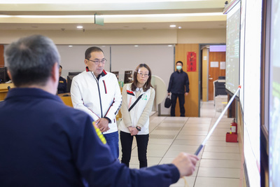 侯友宜今(14)日赴市府9樓交控中心視察北返交通路況