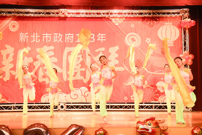 新北市政府113年新春團拜由「江翠國小舞蹈團」以「鼓樂翩翩慶佳節」為嶄新龍年開場