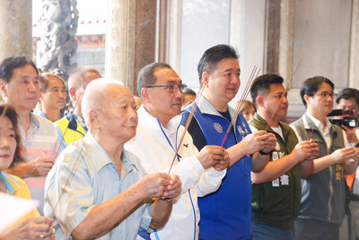 新北市長侯友宜參拜三峽祖師廟，祈求國泰民安、長福橋改建工程順利