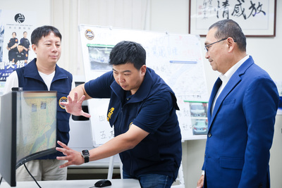 鷹眼隊隊長石春吉向侯市長介紹科技執法、偵辦系統及案件說明。