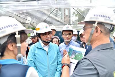 侯友宜聆聽淡北道路工程交維布設狀況。