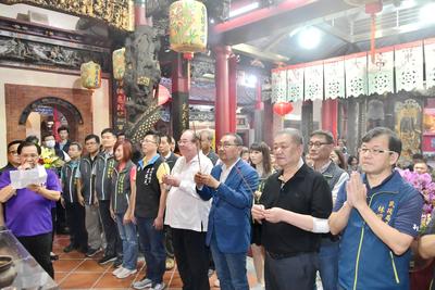 侯友宜至三重先嗇宮參拜祈福
