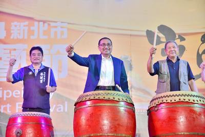 侯友宜出席與現場貴賓一同擊鼓，宣告鼓藝節巡演起跑