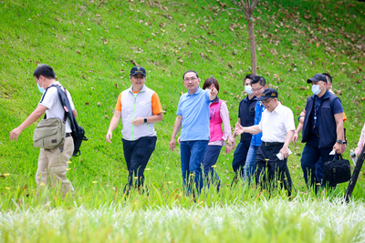 新北市政府積極打造河濱公園綠地，提供大眾休閒好去處。