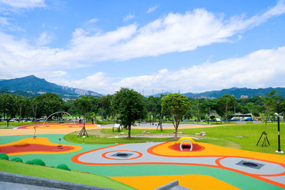 親子夢遊天地遊戲場佔地約1.7公頃，座落在親情停車場及河濱公園自行車道間。