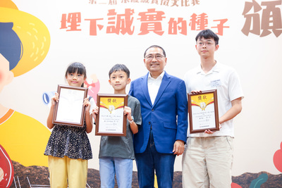 侯友宜勉勵獲獎同學秉持誠實品行持續進步