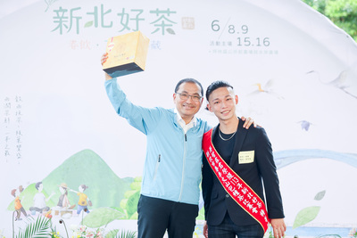 侯友宜頒發特等獎予本次茶王蔡智霖