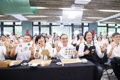 侯友宜現場體驗封茶儀式，祈願坪林之美、健康長壽、永留此地