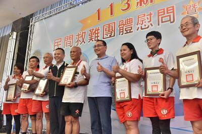 市長侯友宜頒贈感謝狀，表揚民間救難團體的辛勞付出。