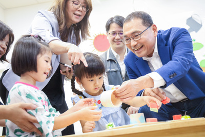 侯友宜與孩子們一同創作，體驗托育環境。