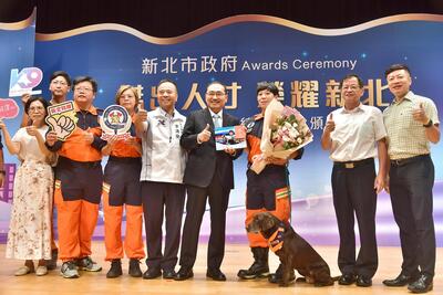 新北市消防局特搜大隊領犬員羅浩芳帶領搜救犬Amei，一出場就吸引眾人目光。