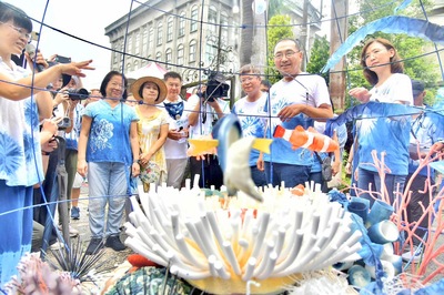 本次活動以大量回收材質及製程無汙染的藍染染布，設計許多海洋生物造型的藝術裝置