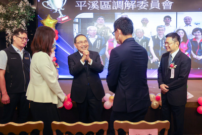 表揚績優調解團體及人員，市長侯友宜感謝調解員讓新北更好紛爭更少。