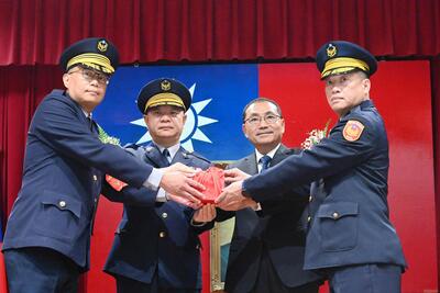侯友宜見證新舊任分局長及大隊長交接印信