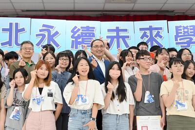 新北市長侯友宜今(19)日現身「新北永續未來學院」論壇，與學員分享經驗、交流互動