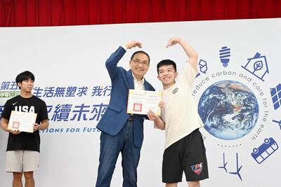侯友宜授予學員「新北永續青年大使」證書