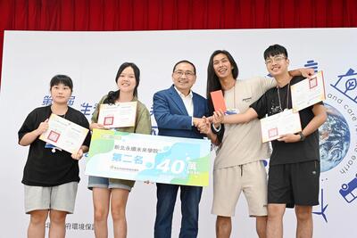 侯友宜頒發環保綠點及獎狀，鼓勵學生們從生活大小事開始落實節能減碳