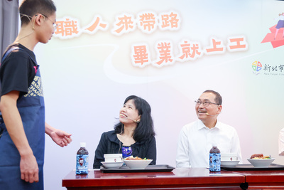 侯友宜勉勵剛從高中畢業的6位特教生順利從實習生轉為正職員工