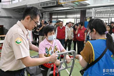侯友宜至板橋高中視導戰時災民收容救濟站開設演練