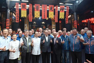 適逢關聖帝君聖誕，新北市長侯友宜今(29)日前往新莊武聖廟參拜祈福。