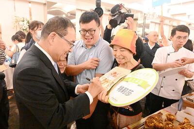侯友宜參觀新北嚴選展區與獲獎商家互動