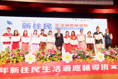 侯友宜頒發結業證書予11位畢業生代表，歡迎新住民來到新北市幸福安居。