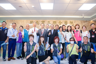 新北聯醫門診大樓十樓負壓隔離病房今(27)日整建啓用，侯友宜市長到場參與揭牌儀式。