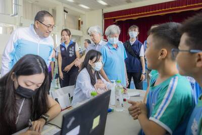 侯友宜今(1)日赴埔墘國小視察公費流感疫苗及新冠疫苗施打情形