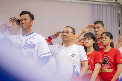 侯友宜及逾千名市民在棒球情人高國輝、HBL南山小將的引領下，高聲齊唱國歌