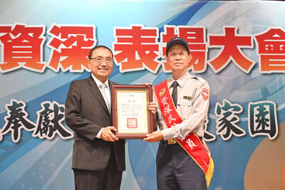  新北市政府今(11)日舉辦113年資深民防人員表揚大會，侯友宜出席頒獎表揚