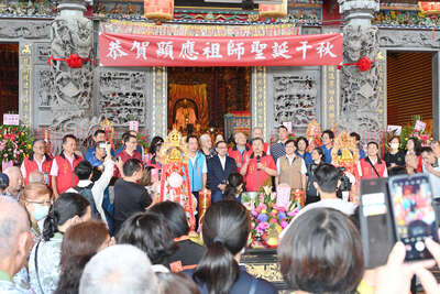 侯友宜與信眾一同恭祝顯應祖師爺聖誕