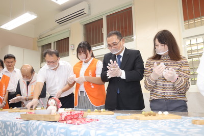 侯友宜體驗製作客家傳統美食「牛汶水」。