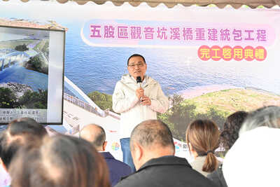 新北市長侯友宜今(19)日出席五股觀音坑溪橋完工啟用典禮。