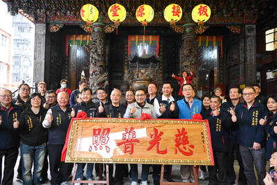 侯友宜也致贈接源堂「慈光普照」匾額，祈福觀音佛祖慈悲救世精神照亮新北每一處