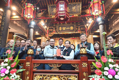 侯友宜祈求市政順利、市民平安，也感謝廟方熱心公益，造福在地弱勢