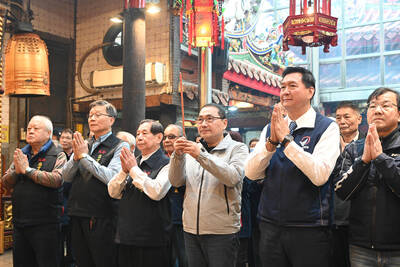 適逢農曆二月十九日「觀音媽生」，侯友宜今(18)日前往板橋接雲寺、接源堂參拜