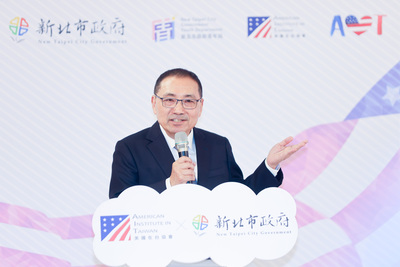 侯友宜鼓勵青年朋友多加利用「美國資料專區」，拓展國際視野。