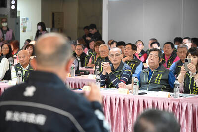 新北市長侯友宜率市府團隊於今(24)日上午至三重參加行動治理座談會。