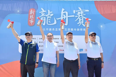 新北市長侯友宜與議長蔣根煌攜手為表演賽隊伍鳴槍，祝福龍舟賽順利圓滿