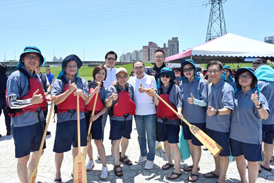 新北市府首長組成表演隊登場，為龍舟賽揭開序幕