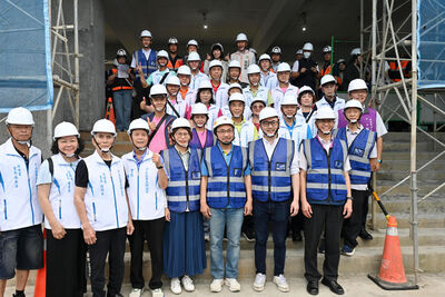 秀峰高中老舊校舍整建計畫工程進度目前約達66%，預計115年6月全面完工。