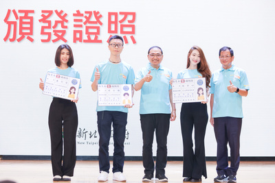 侯友宜頒發證書並感謝參與培訓的鄰里、企業及民間團體，熱心協助防災工作，共同將新北打造成一座韌性城市。