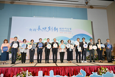 新北市政府今（10）日舉行「2025長照創新國際研討會」，產官學齊聚共同探討未來推動長照政策及創新服務的方向