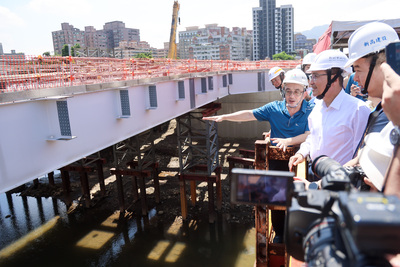 侯友宜表示，長福橋預計於明年7月完工，屆時通水斷面可增加18%，符合三峽河防洪標準。