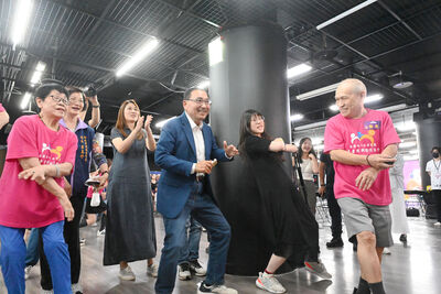 侯友宜與長輩一同體驗Just Dance 舞力全開，感受電競運動的魅力