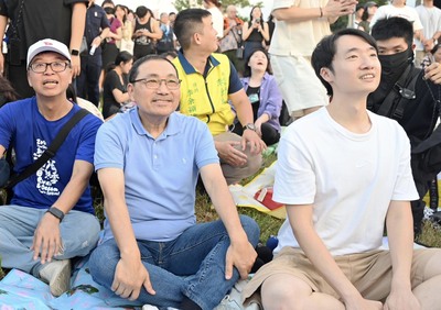 侯友宜與民眾一同欣賞韓國樂團cotoba精彩演出，感受夏日音樂的魅力。