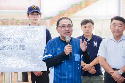 侯友宜今(25)日前往視察三重興穀國小操場共構地下停車場工程完工。
