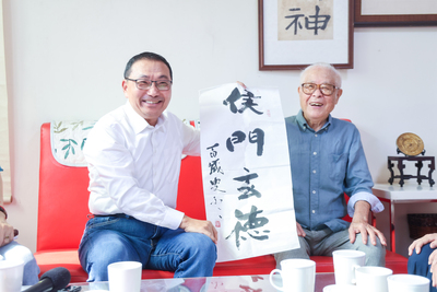 沈伯伯回贈侯友宜一幅親筆書法「侯門玄德」。